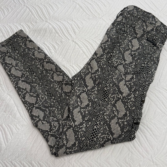 Hudson Women’s Black & Grey Snakeskin Print Skinny Stretch Pants. Size 28 - Picture 3 of 9